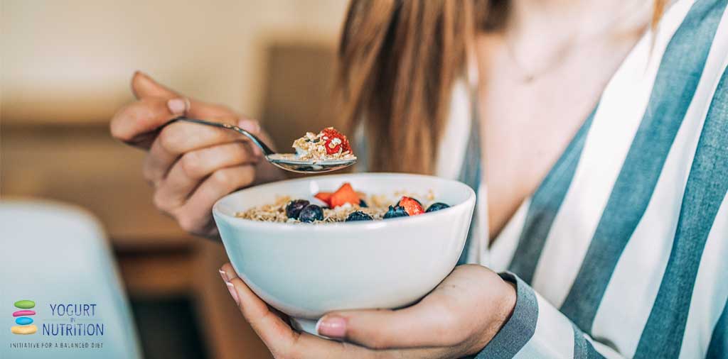 YINI_Breakfast in America - with fruit and yogurt as part of a healthy diet  